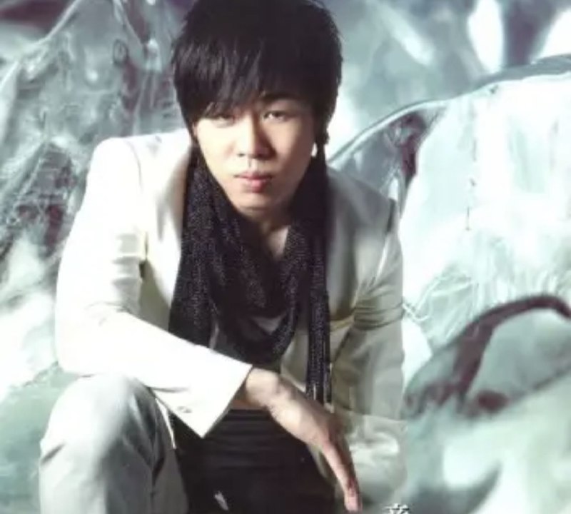 名称：胡彦斌 - 2008年专辑 - 音乐斌潮   Flac描述：胡彦斌（Tiger Hu），1983年7月4日出生于中国上海市，祖籍中国浙江省宁波市，华语流行乐男歌手、作曲人[181]、音乐人、音乐教育者，牛班音乐学校创始人01男人KTV02Waiting For You03你这么晚了还没睡04巴黎铁塔05潇湘雨06月光07婚礼进行曲08情不自禁0918禁 intro1018禁11和尚12皇帝13想试14红颜15老爸16和尚 (Demo Version)链接：