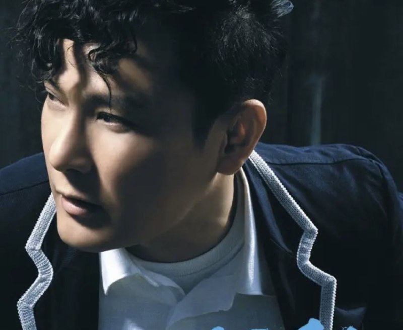 名称：张信哲 - 2008年专辑 - 逃生   wav描述：新专辑《逃生》收录了十首精彩的情歌，包括了主打歌“逃生”、黄韵玲创作的“残念”、费洋京剧老生开场的中国风作品“牡丹忧”、与 M.C. HotDog 打造的“单车与跑车”，复古摇摆的“可爱美眉”，以及陈小霞的情歌“最好的时光”和“长途旅行”