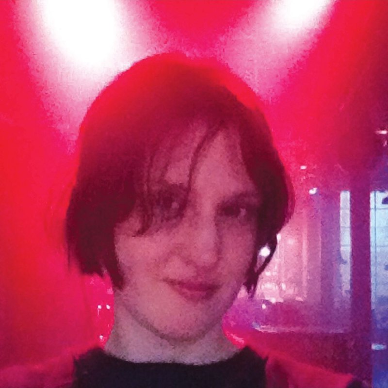 名称：Joanne Robertson Blurrr 2025 FLAC Hi-Res 24bit qobuz描述：Joanne Robertson 2025年推出的第六张个人专辑《Blurrr》，是AD 93发行的印象派民谣佳作