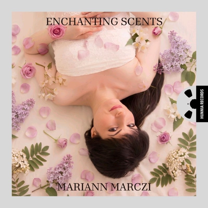 名称：Various Composers - Enchanting Scents (Mariann Marczi) (2026) Hi-res FLAC 24bit 96khz描述：匈牙利钢琴家Mariann Marczi演绎的钢琴合集《Enchanting Scents》，围绕花香意象选材，荟萃多位作曲家小品，演奏细腻柔美，音色温润，氛围感诗意十足