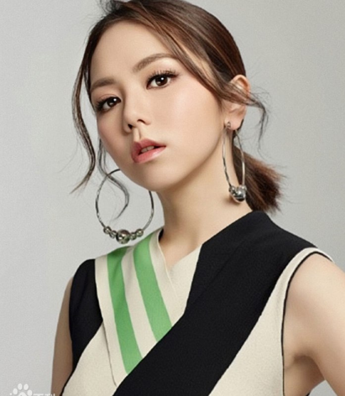 名称：G.E.M.邓紫棋 WAV 母带 合集描述：这份G.E.M.邓紫棋WAV母带合集共收录54首作品，涵盖她的经典金曲、热门合作曲与走心创作，从《光年之外》《来自天堂的魔鬼》到与五月天、王嘉尔的合作单曲，再到《句号》《倒数》等代表作均囊括其中