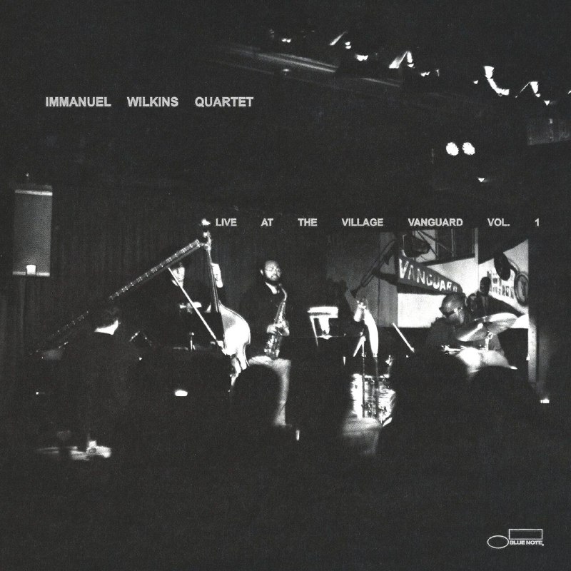 名称：Immanuel Wilkins  - Live at the Village Vanguard Vol. 1 (Live) (2026) FLAC 24bit-96kHz描述：Grammy提名中音萨克斯手Immanuel Wilkins的首张现场专辑，收录其在纽约传奇爵士殿堂Village Vanguard的精彩演出，由Micah Thomas（钢琴）、Ryoma Takenaga（贝斯）、Kweku Sumbry（鼓）组成的四重奏，以开阔的即兴探索诠释Wilkins原创作品，并致敬Alice Coltrane 的《CHARANAM》 