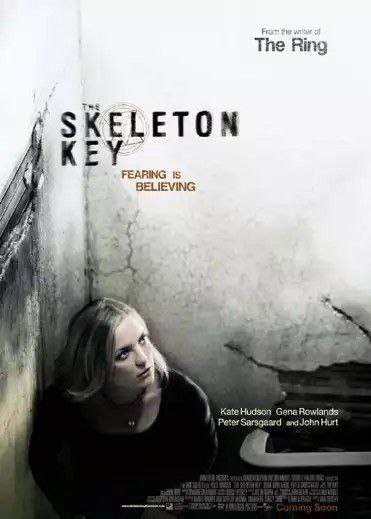 名称：万能钥匙 (2005) 1080P 中字内嵌字幕描述：年轻的姑娘卡罗琳（凯特;哈德森 Kate Hudson 饰）受雇于老妇人维奥莱特（吉娜;罗兰兹 Gena Rowlands 饰），前往她家照顾她卧病在床的丈夫本（约翰;赫特 John Hurt 饰）