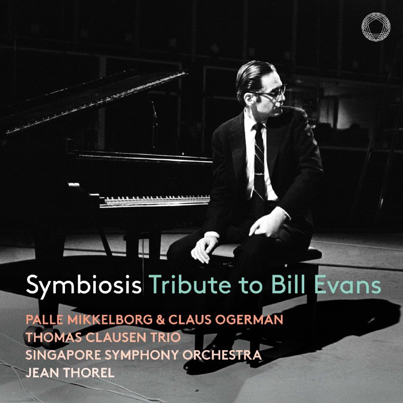 名称：Thomas Clausen Trio Symbiosis Tribute to Bill Evans 2026-01-16- FLAC 96kHz 24bit qobuz描述：这张《共生·致敬比尔·埃文斯》由新加坡交响乐团现场录制，融合爵士语汇与管弦乐色彩