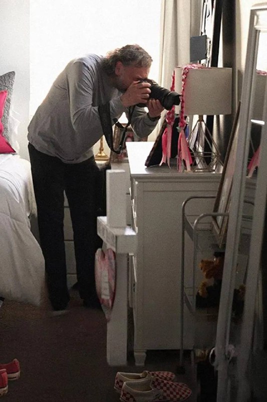 名称：静室为证（2025）NF 4K DV&HDR 内封官中描述：一名记者和一名摄影师着手记录在校园枪击案中遇难儿童留下的卧室，以此纪念他们