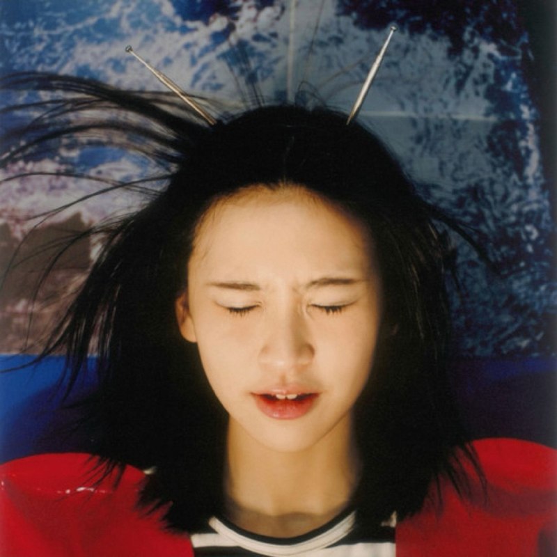 名称：陈静琳 哪天的形状 (One day, I) (2026) FLAC 24bit 48khz描述：陈静琳首张全长专辑《哪天的形状（One day, I）》，历时三年打磨，融合独立摇滚，书写二十代自我探寻，带着千禧摇滚气息，剖析成长脱壳的迷茫与自省