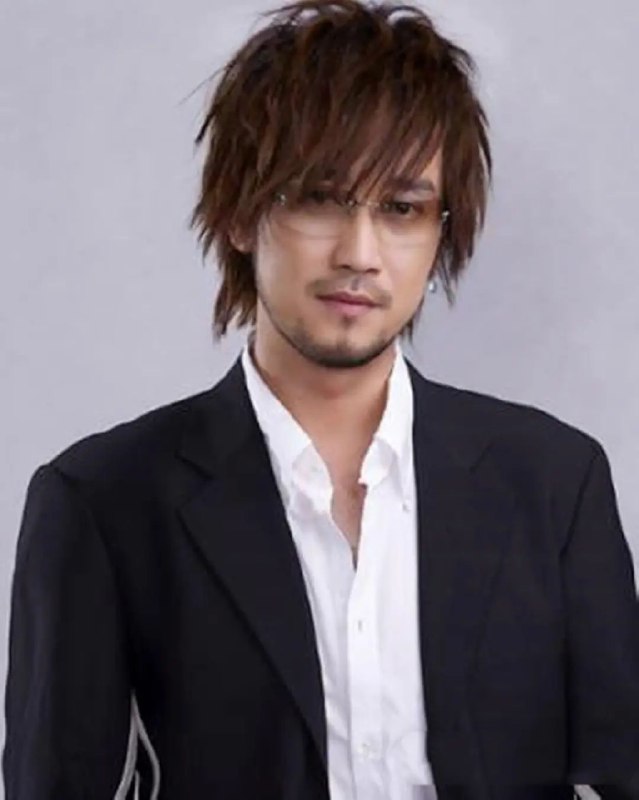 名称：周传雄 单曲 合集 WAV 24bit描述：这是一份周传雄的WAV格式无损音质单曲合集，收录了《黄昏》《寂寞沙洲冷》《关不上的窗》等45首经典代表作，也包含《春神曲》《寄给你一朵玫瑰》等不同时期的作品