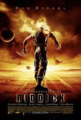 名称：星际传奇2 The Chronicles of Riddick (2004)描述：从第一集里的星球逃出之后，因为在逃杀人犯的身份，瑞迪克（范·迪塞尔 Vin Diesel 饰）为了不断躲避赏金猎人的追捕，不断在各个星球之间游走，摆脱追捕