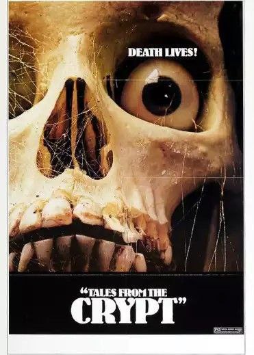 名称：慑魄惊魂 (1972) 1080P 中字内嵌字幕描述：这个故事讲述一名在圣诞前夕谋杀了自己丈夫的女子正在处理尸体之际，曾在广播中报道过的一名有着强烈杀人倾向并乔装成圣诞老人的模样变态却逃窜到她家附近，而这时的她却无法报警.... 2：Reflection of Death 一名男子为了私奔，不惜抛妻弃子，深夜与情人驾车逃离本来的居处，可是在路上却发生了令人异想不到的恐怖事件，这个故事十分精彩，后期的《小岛惊魂》，甚至是《死神来了》等很多恐怖片的灵感来源都可以在这个故事里得到充分体现 3：Poetic Justice 讲述两名冷酷势力的父子，为了赶走他们一向讨厌的邻居，用尽残忍冷酷的手段而逼死他人并最终得到报复的故事，这个故事非常传统，剧情也几近老套，但是由于老牌演员Peter Cushing那令人惊叹，入木三分的表演而提高到了另一个层次，让观众深深为故事里那位受尽排挤，但却善良孤独的老人而同情悲愤