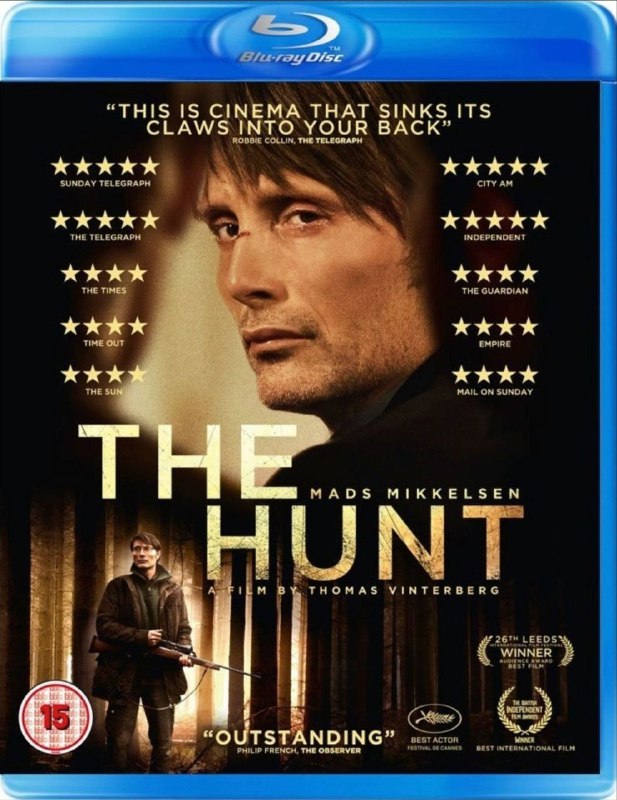 名称：狩猎 (2012) 1080P 国丹多音轨 中英内嵌字幕描述：刚刚和妻子离婚的卢卡斯（麦斯·米科尔森 Mads Mikkelsen 饰）目前在一家托儿所工作，心地善良个性温和的他很快就受到了同事和孩子们的喜爱，其中，一个名叫卡拉（安妮卡·韦德科普 Annika Wedderkopp 饰）的早熟女孩对卢卡斯尤为的亲近